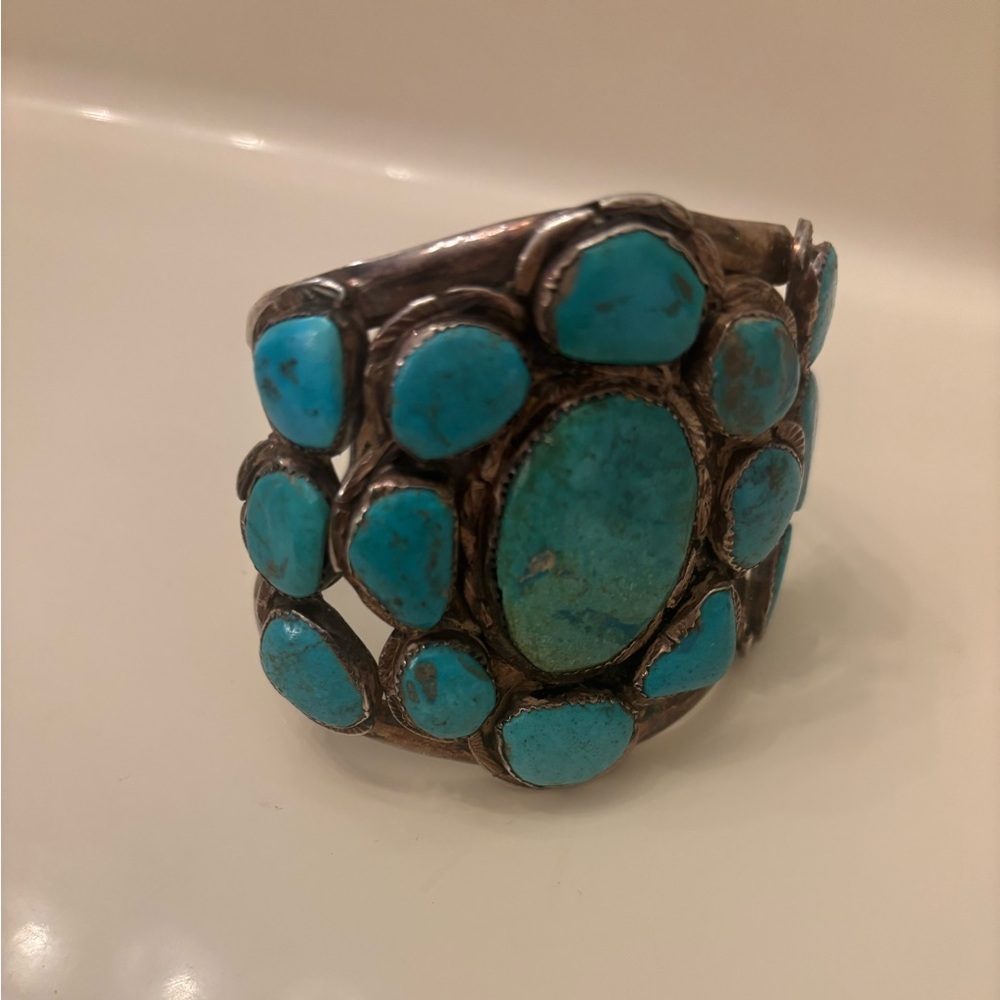 Vintage turquoise Silver cuff Bracelet. Native American Navajo. A real stunner!